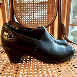 Clark’s Bendables Black Leather Bootie Size 9